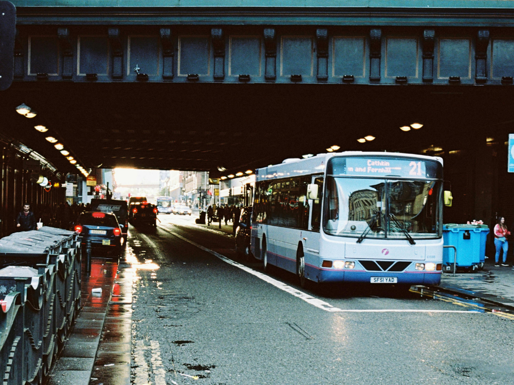 Autobus First na ulicy w Glasgow